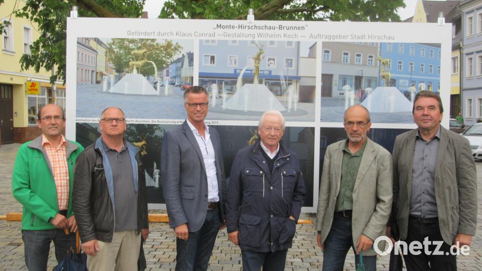 Endlich kommt der Brunnen, die Freude ist groß: v. links 2.Bürgermeister Josef Birner, Künstler Wilhelm Koch, 1.Bürgermeister Hermann Falk, Ehrenbürger und Förderer Klaus Conrad, Innenstadtplaner Josef Garnhartner, Herr Damovsky Fa. Conrad . Bild: fg