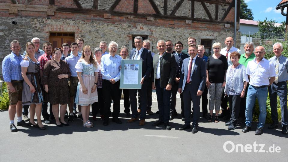 Eine große Schar an Gratulanten war am Sonntagmittag in den Mühlenhof gekommen, um Herbert Rath (Mitte) zu dessen 85. Geburtstag zu gratulieren. Bild: jr