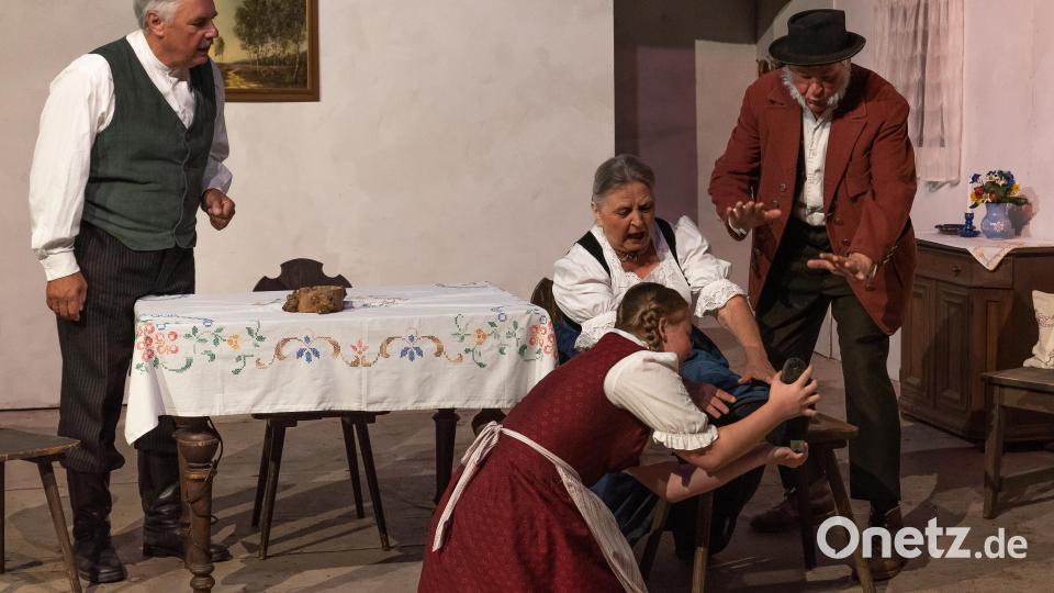 Auch ein Beinbruch stellt für einen richtigen Dorfboder keinen &quot;Beinbruch&quot; dar. Mit einem Krug Wein gibt es nichts, was sich nicht richten lässt. Bild: chl