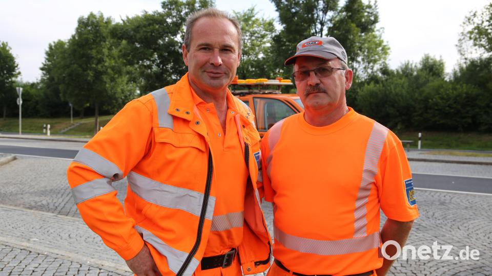 „Zusammengefahren haben sie mich schon fünf, sechs Mal“, erzählt Straßenwärter Josef Bösl (links). Auch sein Kollege Robert Siegritz war bereits drei Mal während seiner Arbeit in Unfälle verwickelt. Bei der Autobahnmeisterei Windischeschenbach/Rehau gibt es kaum einen Kollegen, bei dem das anders ist. Bild: Sonja Kaute