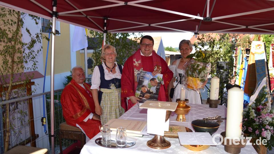 PGR-Sprecherin Elisabeth Völkl und ihre Stellvertreterin Christine Ring (von links) gratulierten Pfarrer Udo Klösel im Namen der Pfarrei Moosbach und wünschten weiterhin Gottes Segen und viele Jahre in Moosbach Bild: gi