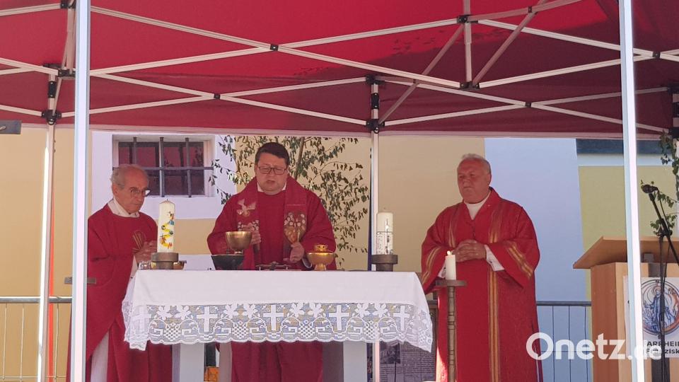 Der Festgottesdienst zum Patrozinium St. Peter und Paul sowie das silberne Priesterjubiläum von Pfarrer Udo Klösel (Mitte) wurde von Prälat Hermann Hierold und Diakon Herbert Sturm (von links) auf dem Kirchplatz in Moosbach gefeiert. Bild: gi