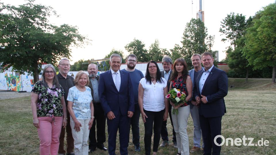 Das Führungsteam der Lebenshilfe-Kreisvereinigung Tirschenreuth bleibt fast komplett zusammen. Nur Sonja Gradl (Dritte von rechts) verabschiedete sich. Vorsitzender Roland Grillmeier (Fünfter von links) und Geschäftsführer Berthold Kellner (Zweiter von rechts) dankten ihr für ihren langjährigen Einsatz. Bild: Christina Ponader/exb