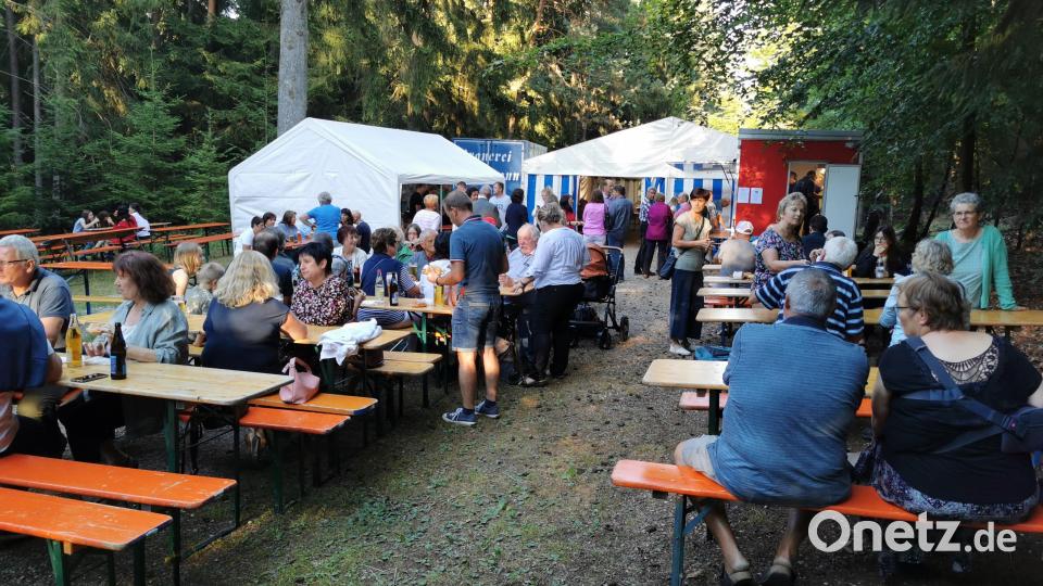 Abendlicher Festbetrieb nach dem samstäglichen Gottesdienst zum Feiertag Maria-Heimsuchung Bild: hzi