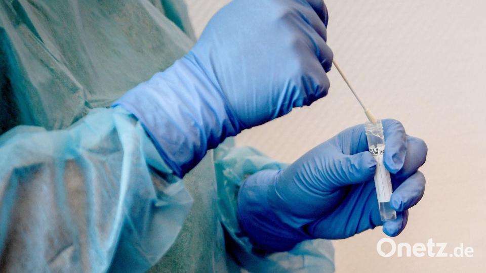 Längst nicht jeder, der mit Covid-19 infiziert ist, lässt sich offiziell testen. Daher dürfte die Dunkelziffer bei den Infektionen deutlich über den Zahlen in der Statistik liegen. Symbolbild: Britta Pedersen/dpa