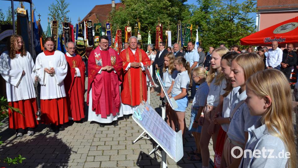 Die Kirchenmäuse unter der Leitung von Petra Zielbauer stimmten in die Feier zum Patrozinium und silbernen Priesterjubiläum von Pfarrer Udo Klösel (Mitte) ein. Bild: gi