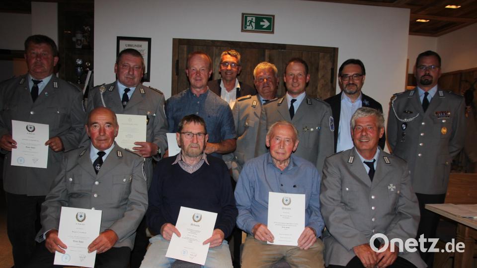 Die Soldatenkameradschaft Griesbach ehrte langjährige und verdiente Mitglieder. Bürgermeister Franz Schöner (hinten Mitte), Martin Schneider vom BSB und Dr. Dario Vidojkovic (Volksbund) gratulierten (hinten, von rechts). Bild: kro