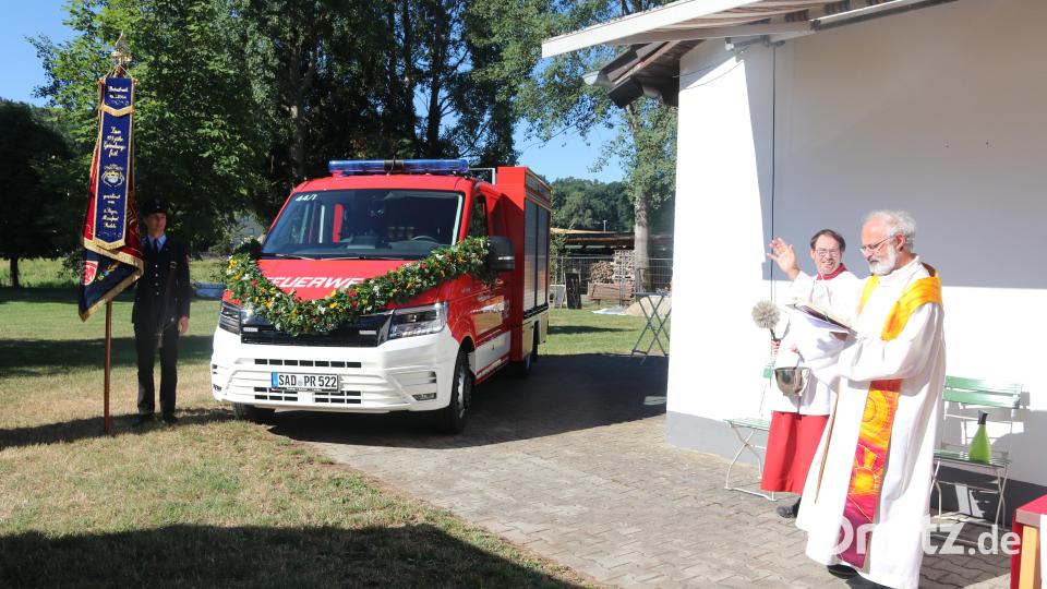 Pfarrrer Heinrich Rosner segnete das neue Fahrzeug der Feuerwehr Pretzabruck. Bild: ral