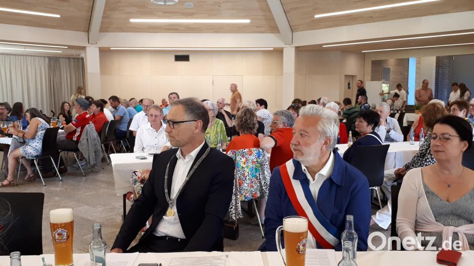 Die beiden Bürgermeister Bernd Sommer und Olivier Thomas während der Ansprache von Bürgermeister Patrik Pizinger. Bild: pz