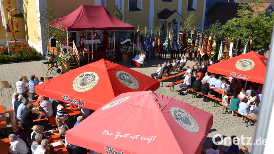 Groß waren die Festlichkeiten zum Patrozinium und silbernen Priesterjubiläum von Pfarrer Udo Klösel bei strahlendem Sonnenschein am Kirchplatz in Moosbach. Bild: gi