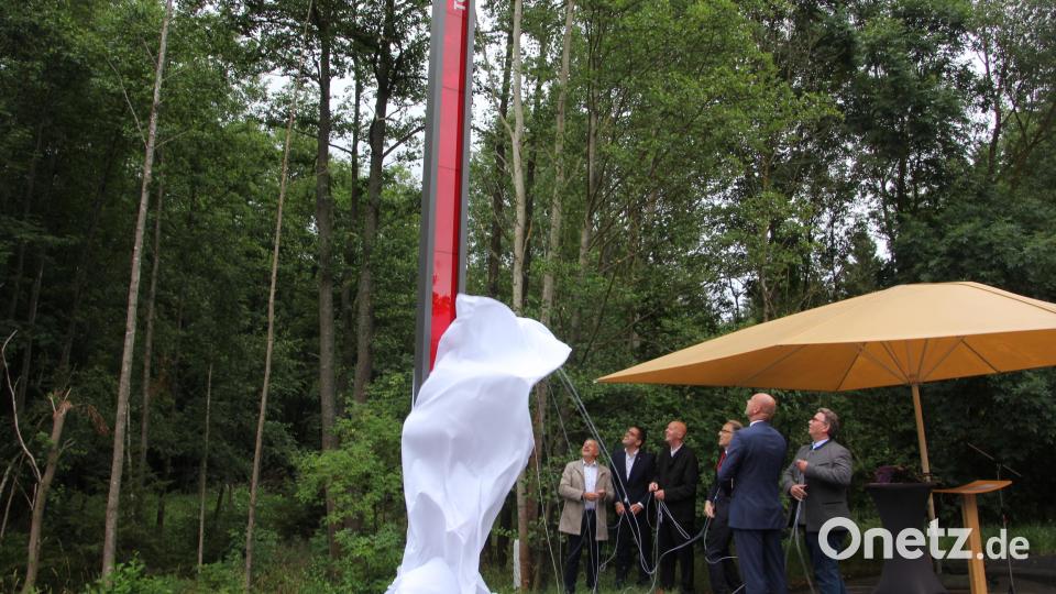 Mit vereinten Kräften wird die Stele enthüllt. Bild: kro