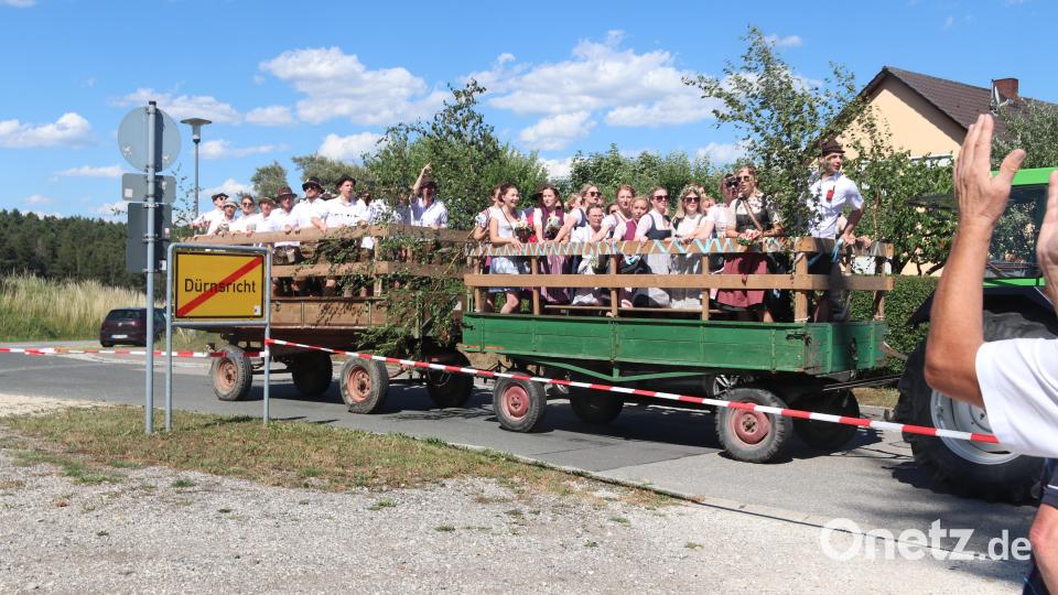 Mit dem Traktor wurden die Kirwapaare durch den Ort gefahren. Bild: ral