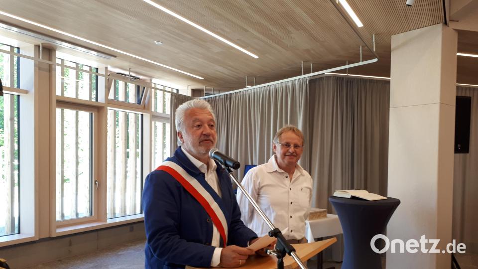 Bürgermeister Olivier Thomas zusammen mit DFG-Vorsitzendem Karl-Heinrich Voh, der die Ansprache übersetzte. Bild: pz