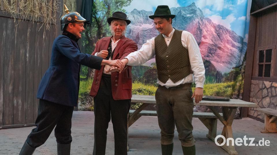Der Toni und der Loisl schmieden gemeinsam mit dem Dorfboder einen Pakt, um den Laaringer Bauern doch noch auf den rechten Weg zu bringen. Bild: chl