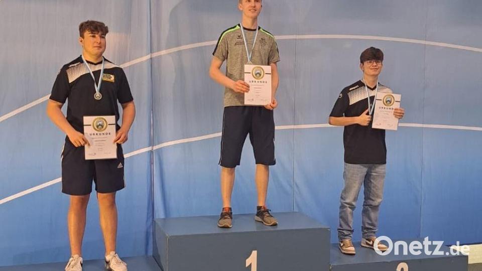 In der Olympiaschießanlage in Hochbrück steht der erfolgreiche Schütze auf dem Siegerpodest und lässt sich zum Bayerischen Meister küren. Bild: dob