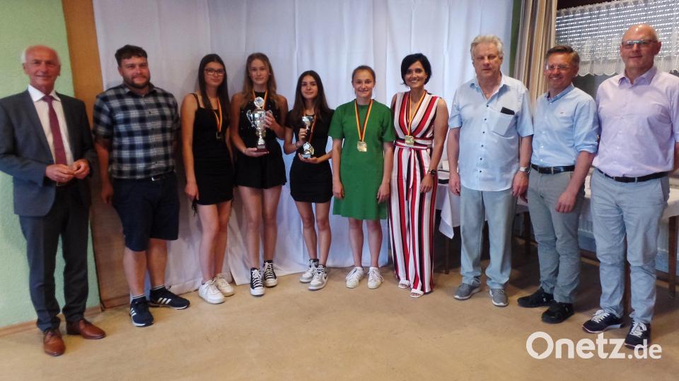 Der große Erfolg der Tischtennismädchen des SV Neusorg wurde beim Ehrenabend mit Ehrennadeln gewürdigt. Unser Bild zeigt (von links) Bürgermeister Peter König, Moderator Corbinian Wedlich, Emily Sischka, Antonia Schraml, Saskia Sacher, Emilia Schönfelder, Trainerin Christina Stock-Schönfelder, Bezirksvorsitzenden Günter Bauer, Landtagsabgeordneten Tobias Reiß und Spartenleiter Werner Riedl. Bild: br