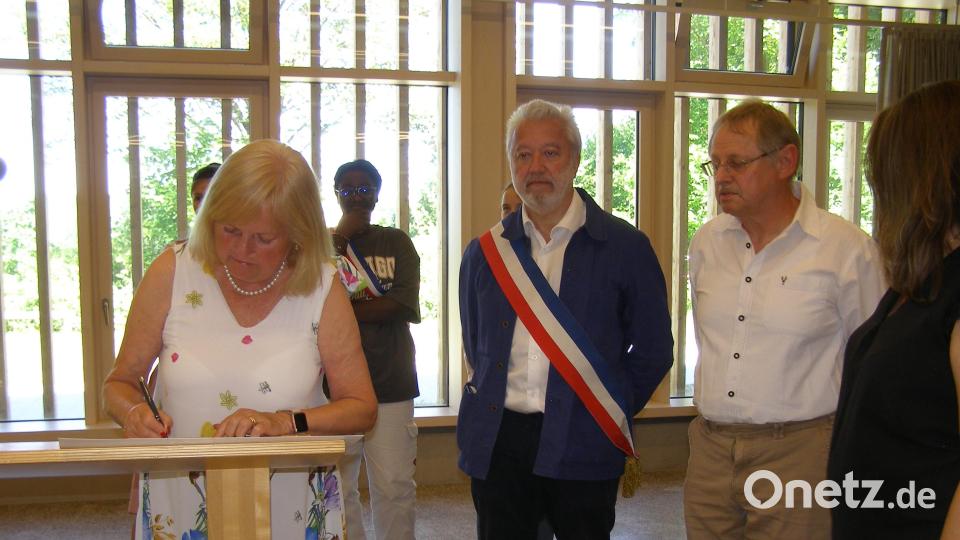 DFG-Vorsitzende Edeltraud Fischer beim Unterzeichnen der Partnerschaftsurkunde. Bild: pz