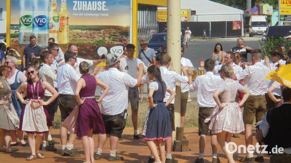 Kondition und Durchhaltevermögen bewiesen die engagierten und tanzfreudigen 17 Kirwapaare neben ihren Tanzkünsten beim Baumaustanzen bei ungewöhnlich hohen Temperaturen. Bild: ads