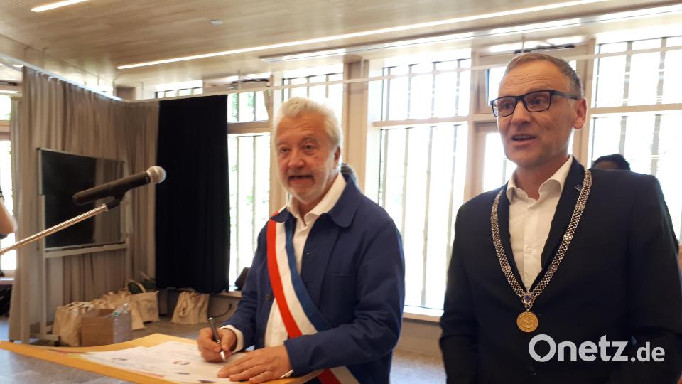 Die 52 Jahre währende Städtepartnerschaft wurde mit dem Unterzeichnen einer Urkunde erneuert. Bild: pz