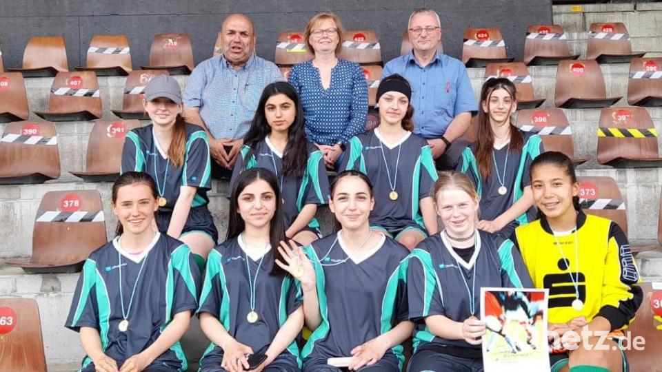 Über ihre Goldmedaillen freuten sich die 14- bis 16-jährigen Mädels zusammen mit Betreuer Thomas Gebele (links), Konrektorin Stefanie Löffler (Zweite von links) und Schulleiter Udo Leitz (Dritter von links). Bild: gel