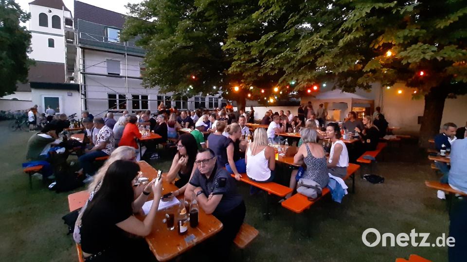&quot;Dolce vita im Garten der Schirmitzer Jakobsklause. Bis tief in die Nacht hinein genießen die Schirmitzer den von der Kolpingsfamilie organisierten Italienischen Abend. Bild: ise