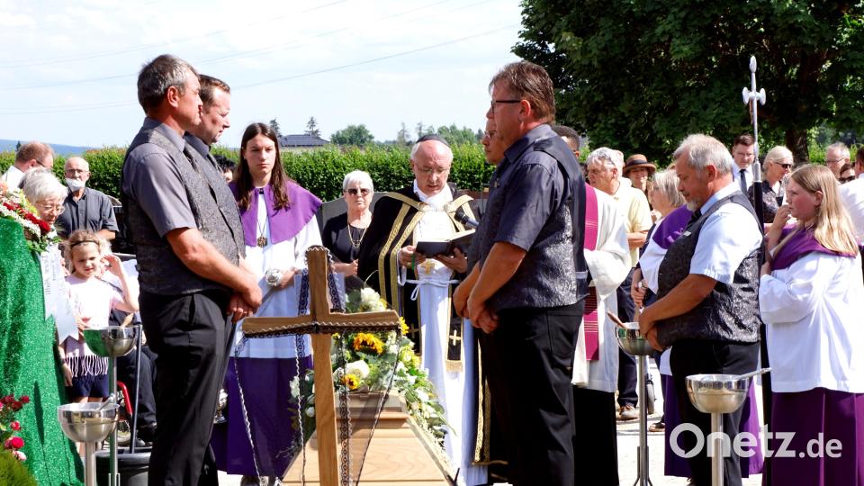 Im Familiengrab auf dem Immenreuther Friedhof findet der Verstorbene seine letzte Ruhe. Den Trauergottesdienst für Pfarrer August Müller hatte Abt Thomas Freihart (Mitte) zelebriert. Bild: bkr