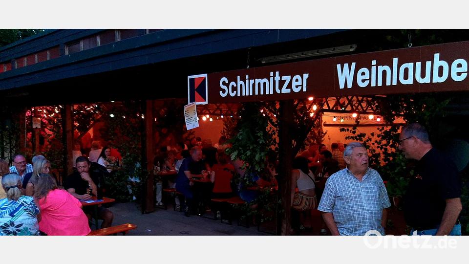 Die Schirmitzer Weinlaube hat nichts an Attraktivität verloren. Das Weinfest heuer bricht alle Rekorde. Bild: ise