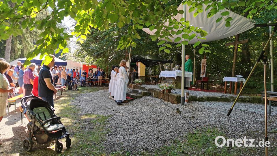 Samstag und Sonntag fand die Gottesdienstfeier auf der Altarinsel neben der Wallfahrtskirche statt. Der Ablauf an den Festtagen war von bestem Sommerwetter begletet. Bild: hzi