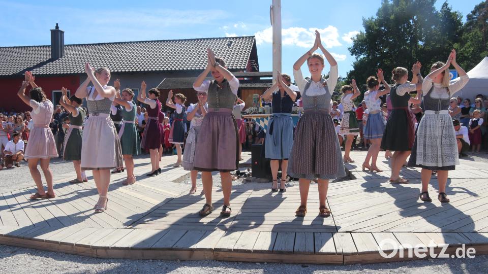 Die Kirwamoidln klatschen in die Hände, doch der Applaus kommt ebenso von den Zuschauern. Bild: ral