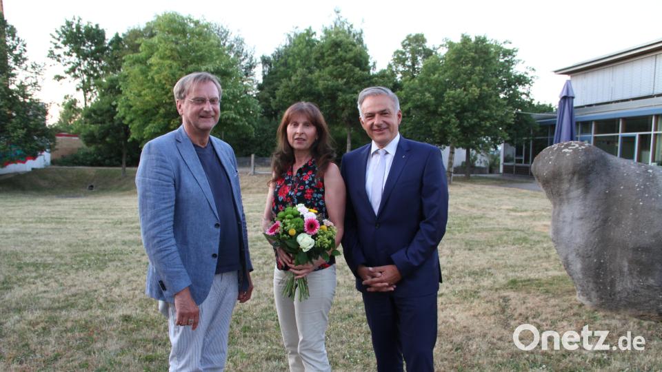 Geschäftsführer Berthold Kellner (links) und Vorsitzender Roland Grillmeier dankten Sonja Gradl für 25 Jahre Einsatz im Vorstand der Lebenshilfe-Kreisvereinigung Tirschenreuth. Bild: Christina Ponader/exb
