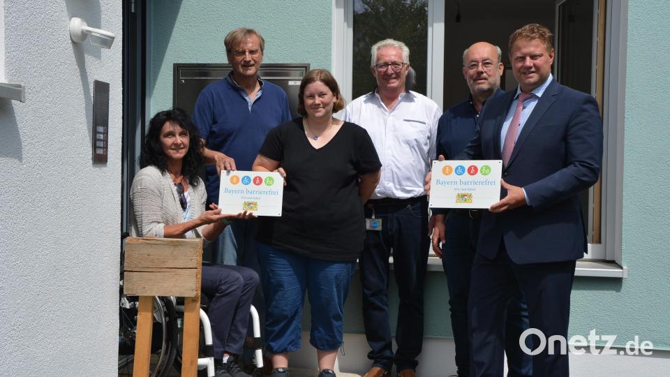 Sie freuten sich über das Signet „Bayern barrierefrei“ für das ehemalige Buchka-Haus in der Vorstadt: (von links) Behindertenbeauftragte Doris Scharnagl-Lindinger, Lebenshilfe-Geschäftsführer Berthold Kellner, Christina Ponader, stellvertretender Lebenshilfe-Vorsitzender Franz Malzer, Architekt Michael Lang-Scharli und Bürgermeister Stefan Grillmeier. Bild: jr