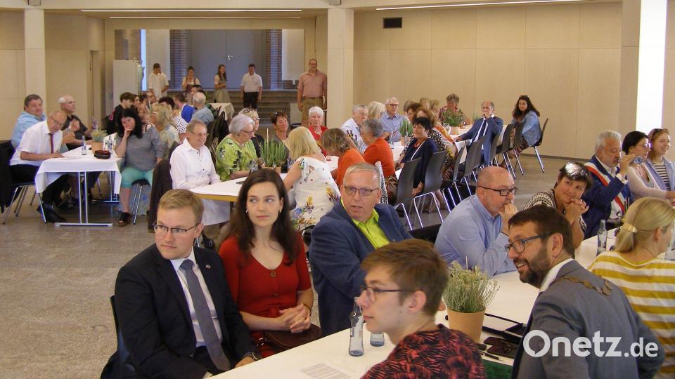 Im "Diepoldeum" – der Aula der Markgraf-Diepold-Grundschule – wurde der "Tag der Städtepartnerschaften" zur Europawoche gefeiert. Am Tisch vorne die Delegation aus der Partnerstadt Chodov/CZ mit Bürgermeister Patrik Pizinger (rechts) und Miloš Bělohlávek (links). Bild: pz