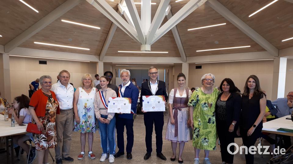 Die Vertreter der Partnerstädte und der Partnerschaftsvereine Amfai und DFG erneuerten das Versprechen zur freundschaftlichen Zusammenarbeit. Bild: pz