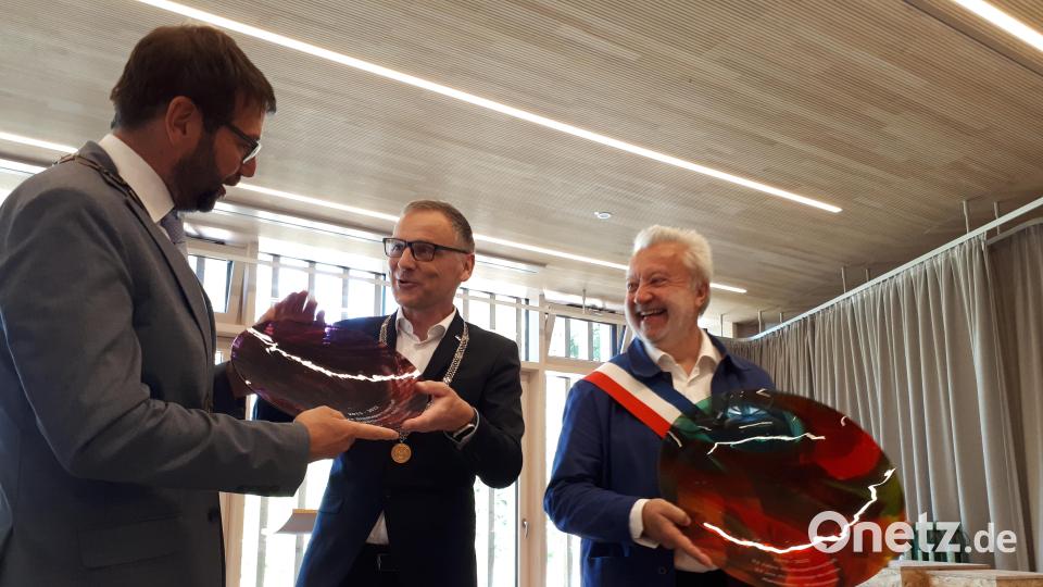 Unikate aus Lamberts-Glas überreichte Bürgermeister Bernd Sommer (Mitte) zur Erinnerung an den Tag der Städtepartnerschaft an Patrik Pizinger und Olivier Thomas. Bild: pz