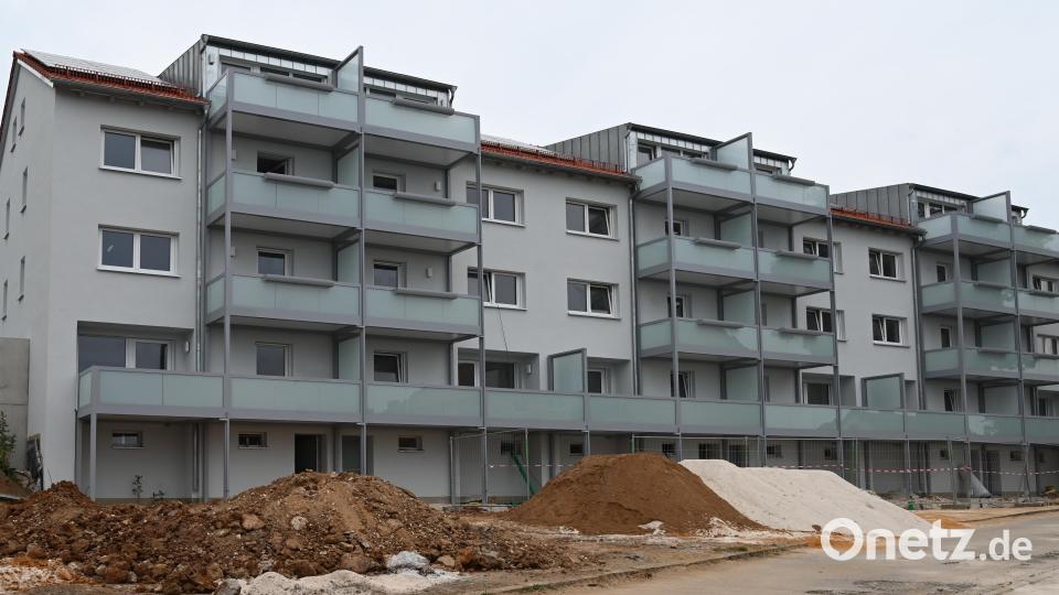 Der Wohnkomplex an der Endemannstraße wird generalsaniert. Zusätzlichen Wohnraum schafft das Wohnungsunternehmen durch den Ausbau des Dachgeschosses. Kosten: über 1,6 Millionen Euro. Bild: gf