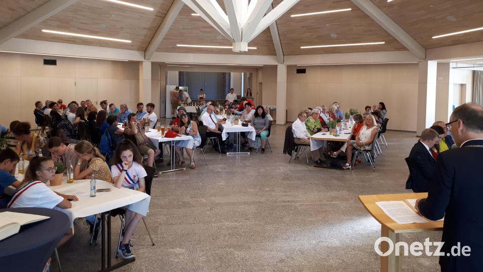 Im "Diepoldeum" – der Aula der Markgraf-Diepold-Grundschule – wurde der "Tag der Städtepartnerschaften" zur Europawoche gefeiert. Bild: pz