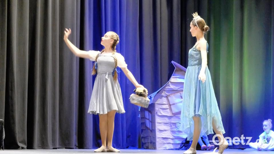Links die Hauptakteurin Leonie Haaf (Dorothy) zusammen mit (rechts) Miriam Weyer (Glinda). Bild: Musikschule Marktredwitz/exb