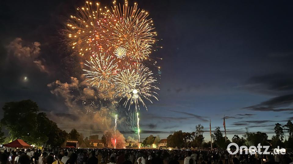 Das große Brillantfeuerwerk erhellt zum Abschluss den nächtlichen Himmel neben dem beleuchteten Wasserturm und den beiden Masten mit Sternenbanner und Deutschlandflagge. Bild: mor