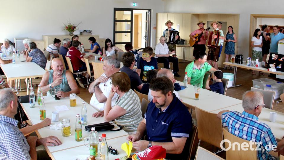 Viele Gäste bevorzugten am Nachmittag den kühleren Pfarrsaal. Bild: Josef Böhm