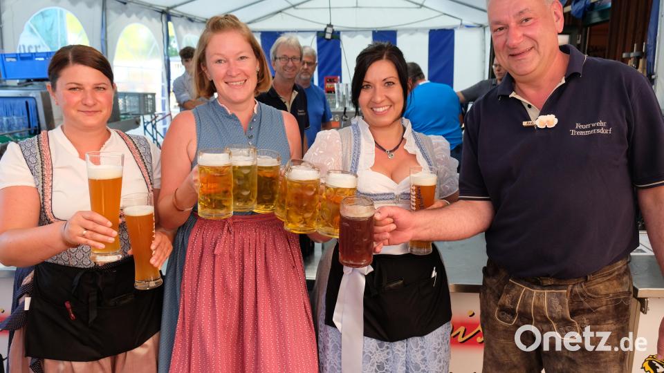 Mächtig Betrieb herrscht beim Weißbierabend. Die gute Laune des Publikums überträgt sich auch auf das charmante Bedienungspersonal und auf Zweiten Vorstand Andreas Diepold. Bild: do