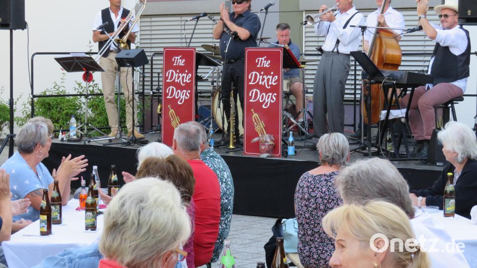 In den Süden der USA entführen die Dixie Dogs die Gäste bei der Serenade Bild: adj