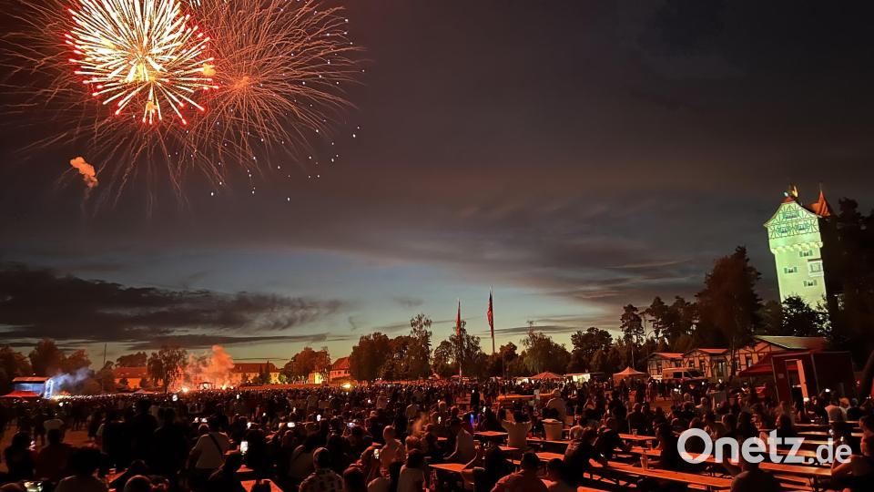 Das große Brillantfeuerwerk erhellt zum Abschluss den nächtlichen Himmel neben dem beleuchteten Wasserturm und den beiden Masten mit Sternenbanner und Deutschlandflagge. Bild: mor