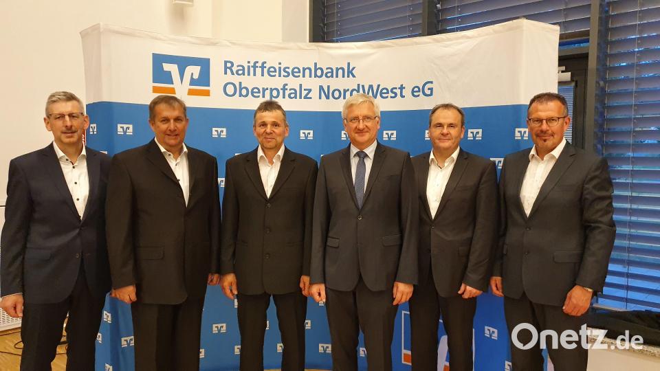 Vorstand Robert Haubner, Oberrevisor Thomas Binapfl, die wiedergewählten Aufsichtsräte Martin Wolf und Johannes Reger sowie der Geschäftsführer der Raiffeisen-Markt Waren GmbH Josef Scheidler und Vorstandssprecher Joachim Geyer (von links) gestalteten die Vertreterversammlung. Bild: mez