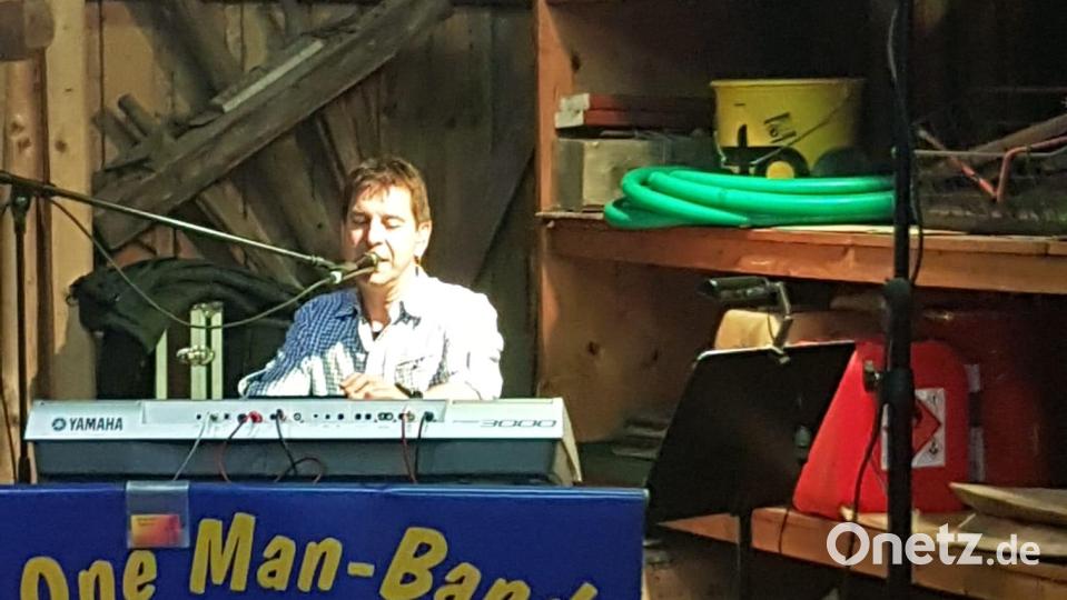 Thomas Schatz aus Pfreimd spielt auf. Bild: tok