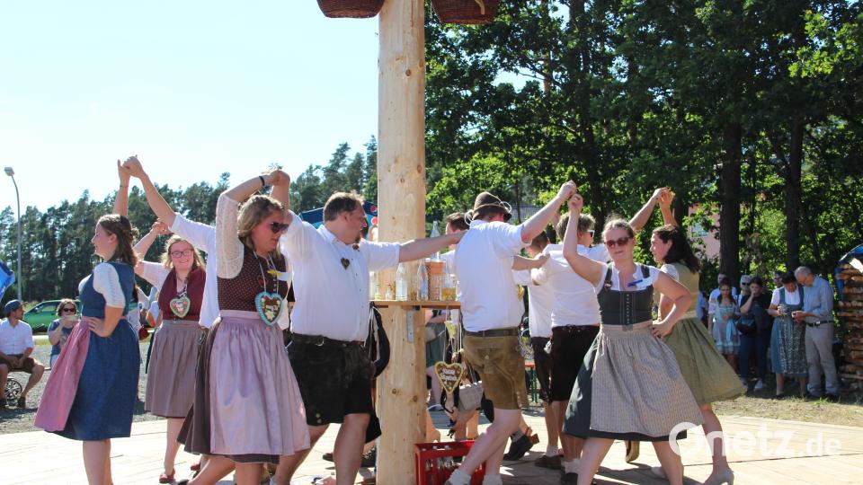 Mit ihren Tänzen um den Baum erfreuen die Kirwapaare aus Holzhammer die Schaulustigen. Bild: ffl