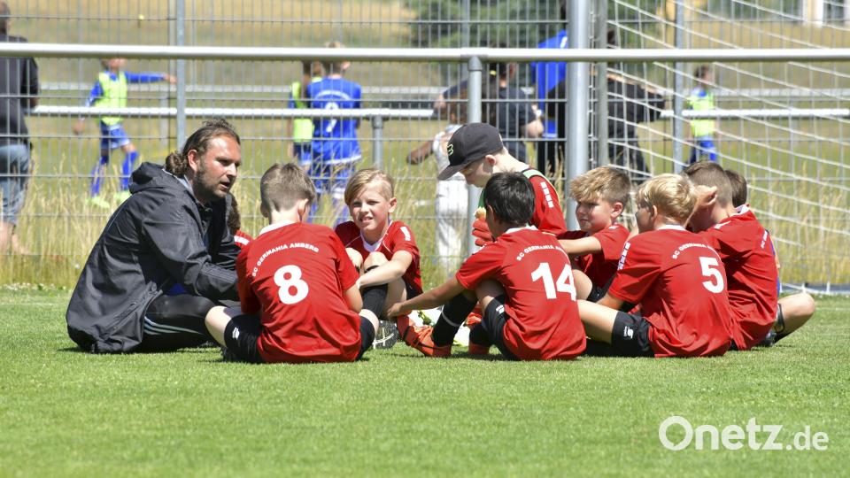 Die E-Junioren des SC Germania Amberg mit ihrem Trainer bei der Mannschaftsbesprechung. Bild: Hubert Ziegler