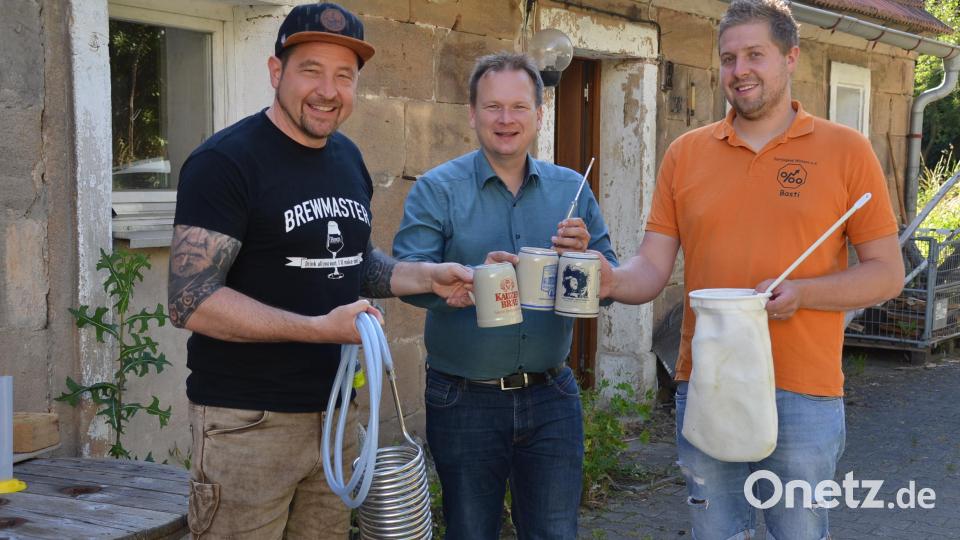 Hobbybrauer Steffen Waris, Bürgermeister Christian Porsch und der Vorsitzende der Wirbenzer Dorfjugend, Sebastian Graf (von links), zeigen die Utensilien für das Bierbrauen. Bild: ak