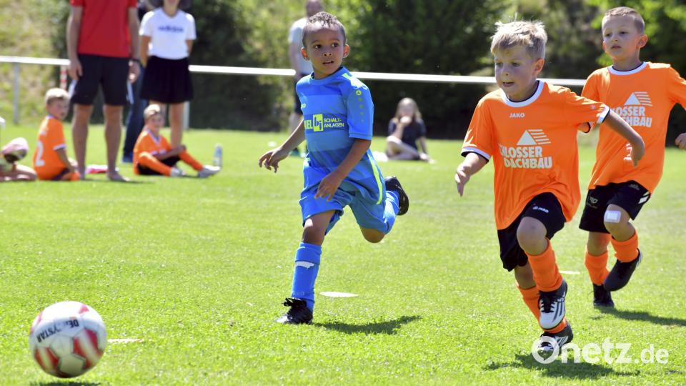 Szene aus dem Spiel bei den G-Junioren zwischen SV Raigering (blaue Trikots) und dem FSV Gärbershof (orange Trikots) Bild: Hubert Ziegler