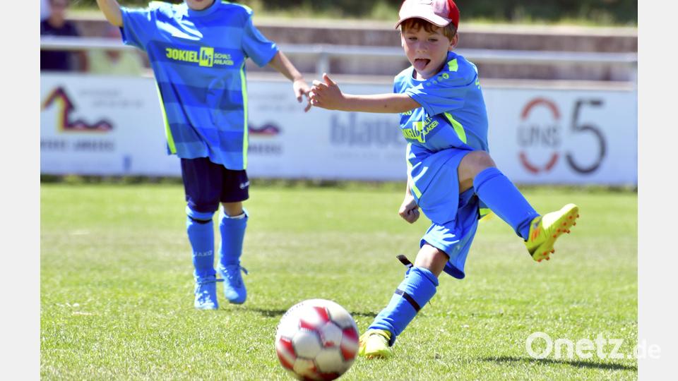 Perfekte Schusshaltung mit Einsatz der Zunge! Szene von den G-Junioren des SV Raigering Bild: Hubert Ziegler
