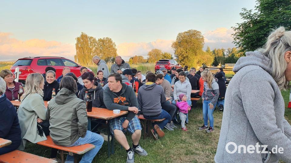 Die Gäste genossen den schönen Abend. Bild: tok